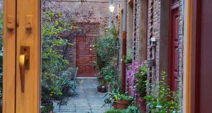 León Centre Duplex · Quiet Courtyard · Sleeps 4