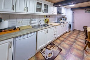 Fridge, microwave, oven, stovetop - Casa Delia, casa de pueblo (Sienra)