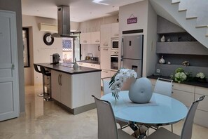 Fridge, microwave, oven, stovetop - Charming villa for 6 people in Cogolin (Cogolin)