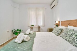 Desk, iron/ironing board, WiFi, bed sheets - Nerja Beachfront Apartment Sea Views and Balcony (Nerja)