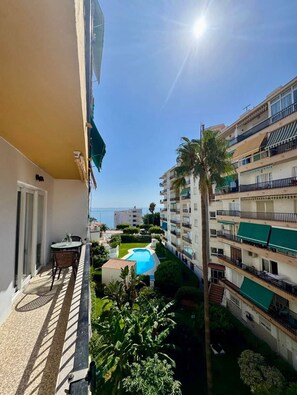 Outdoor dining - Nerja Beachfront Apartment Sea Views and Balcony (Nerja)