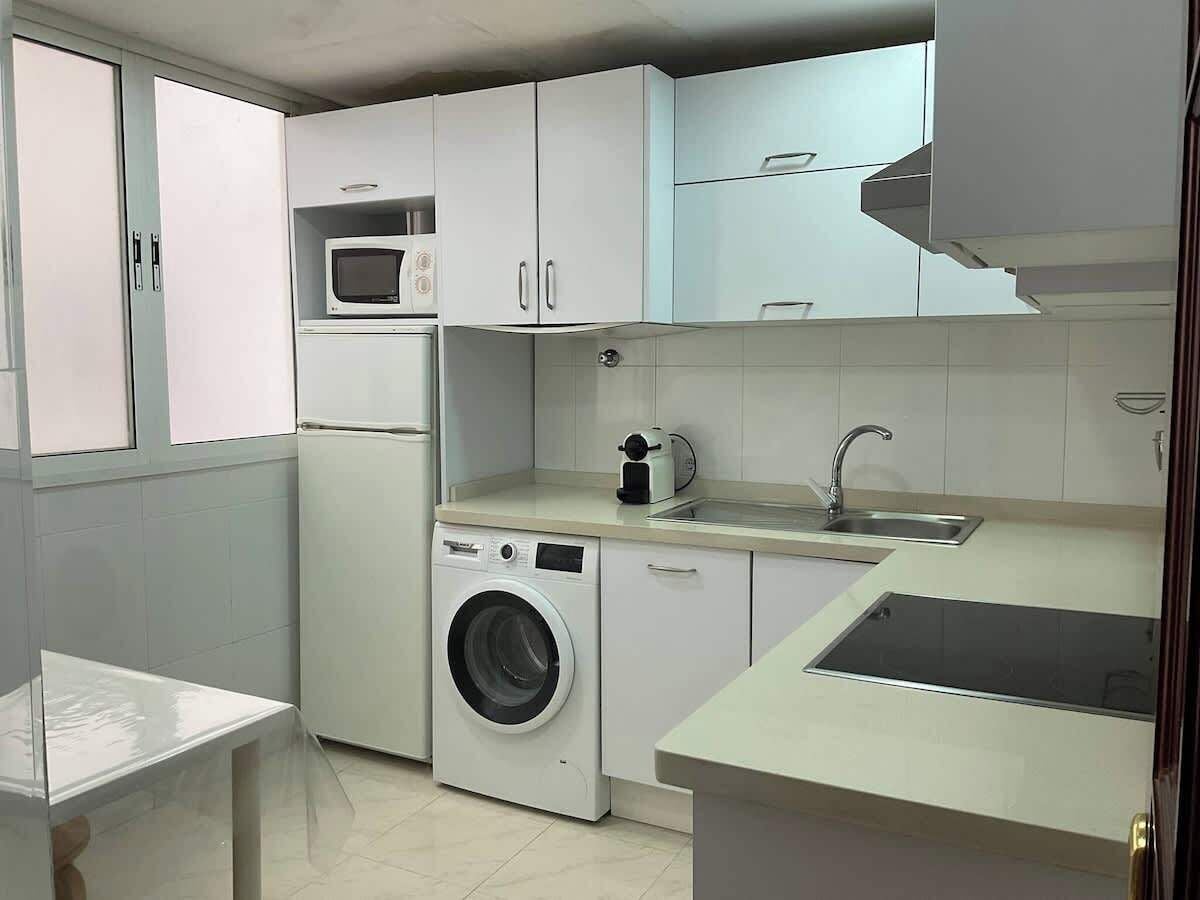 Frigorífico, microondas, horno y placa de cocina