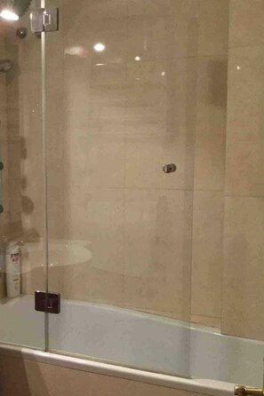 Shower, hair dryer, towels, shampoo - AVE station at 10 min walking - Sostoa Apartment (Málaga)