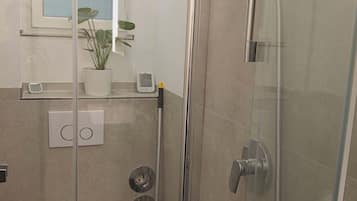 Dusche, Haartrockner, Bidet, Handtücher