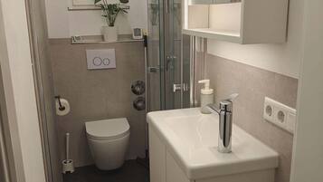 Dusche, Haartrockner, Bidet, Handtücher