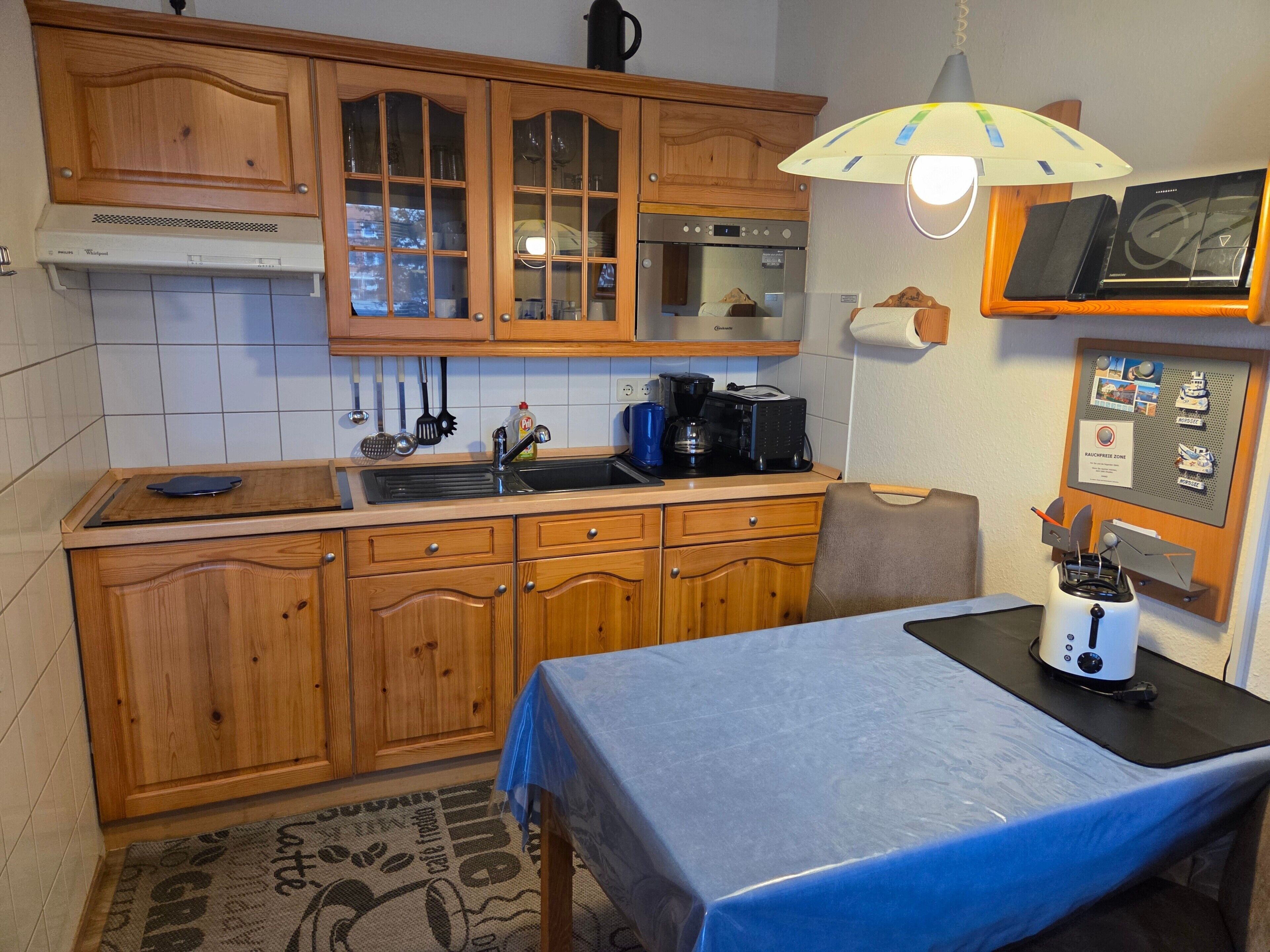 Kühlschrank, Herdplatte, Wasserkocher mit Kaffee-/Teezubehör