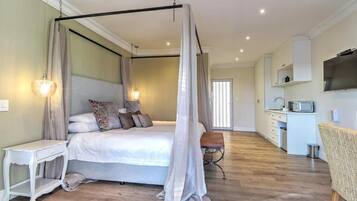 Suite Deluxe, vistas a la montaña | Caja fuerte, tabla de planchar con plancha, wifi gratis
