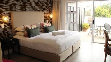 Suite Deluxe, balcón, vistas a la montaña | Caja fuerte, tabla de planchar con plancha, wifi gratis