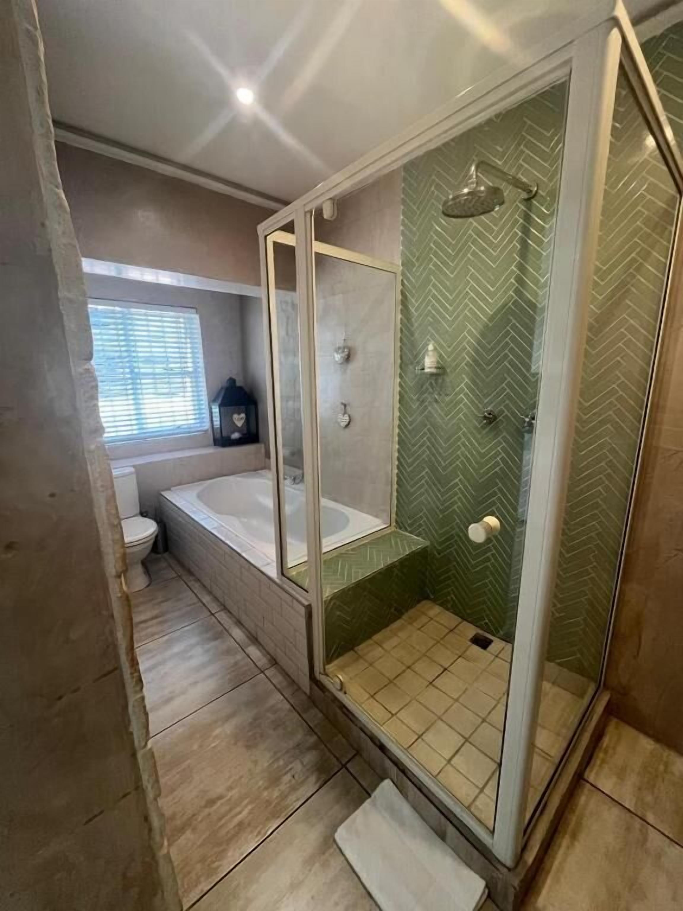 Un bagno con doccia, WC e vasca da bagno.