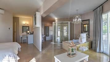 Honeymoon Suite | In-room safe, iron/ironing board, free WiFi, bed sheets