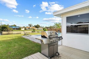 Terrace/patio - Waterfront Paradise Pool Mini Golf Sleeps 12 (Port Charlotte)