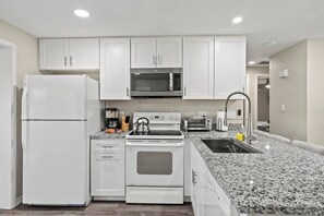 Private kitchen - Waterfront Paradise Pool Mini Golf Sleeps 12 (Port Charlotte)