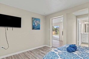 3 bedrooms, desk, WiFi - Waterfront Paradise Pool Mini Golf Sleeps 12 (Port Charlotte)