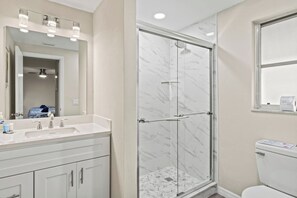 Bathroom - Waterfront Paradise Pool Mini Golf Sleeps 12 (Port Charlotte)