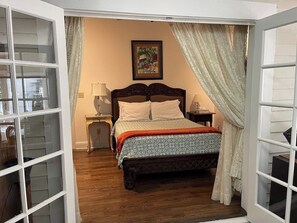 3 bedrooms, iron/ironing board, WiFi, bed sheets - Historic Cigar Barons Mansion (Key West)