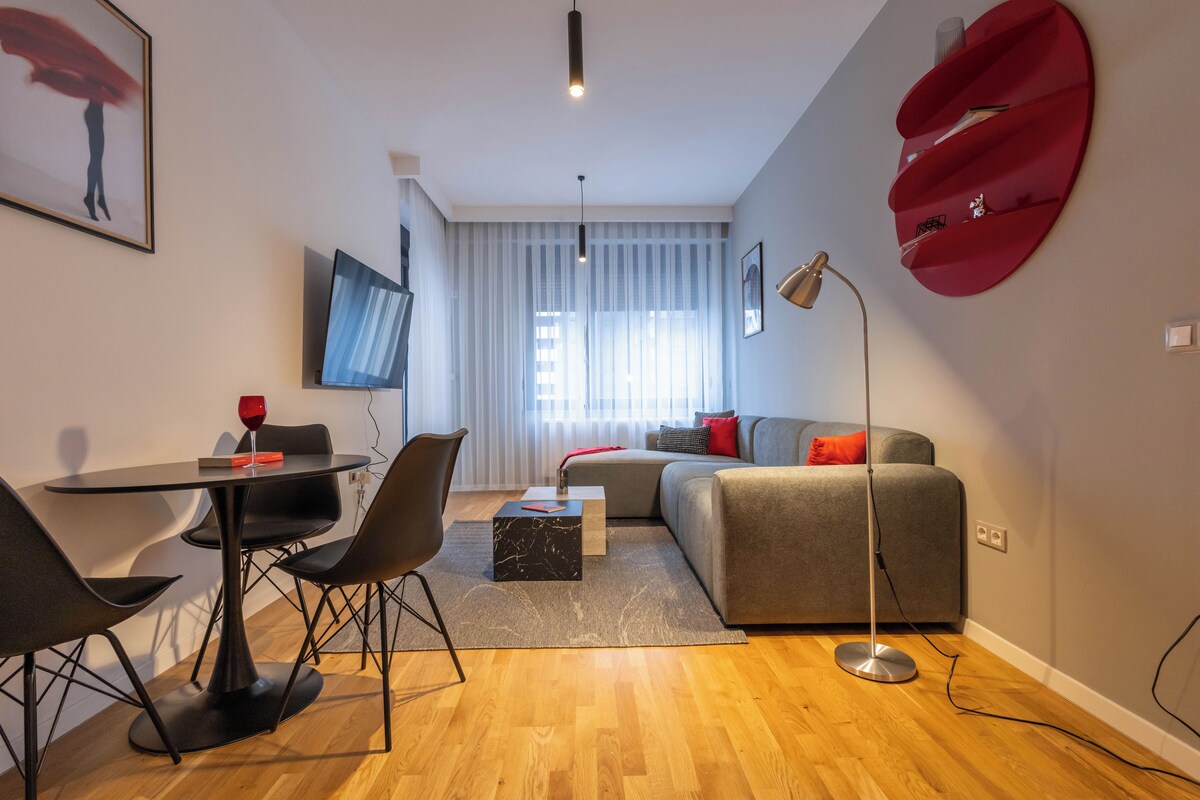 Classic-Apartment, Stadtblick | Wohnbereich | 50-Zoll-Smart-TV mit Digitalempfang