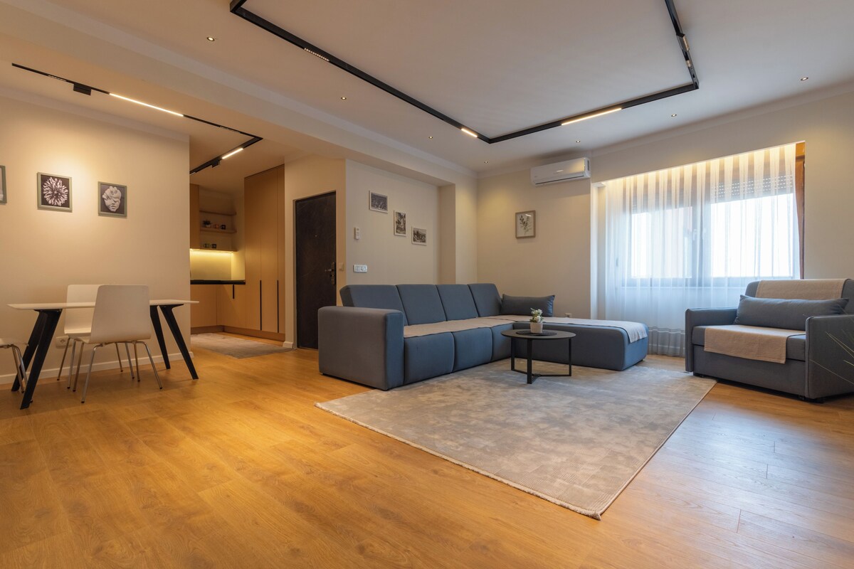 City-Apartment, Stadtblick | Wohnbereich | 50-Zoll-Smart-TV mit Digitalempfang