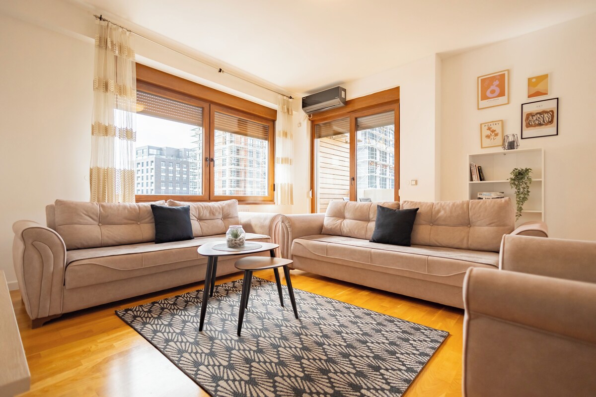 Exclusive-Apartment, Stadtblick | Wohnbereich | 50-Zoll-Smart-TV mit Digitalempfang