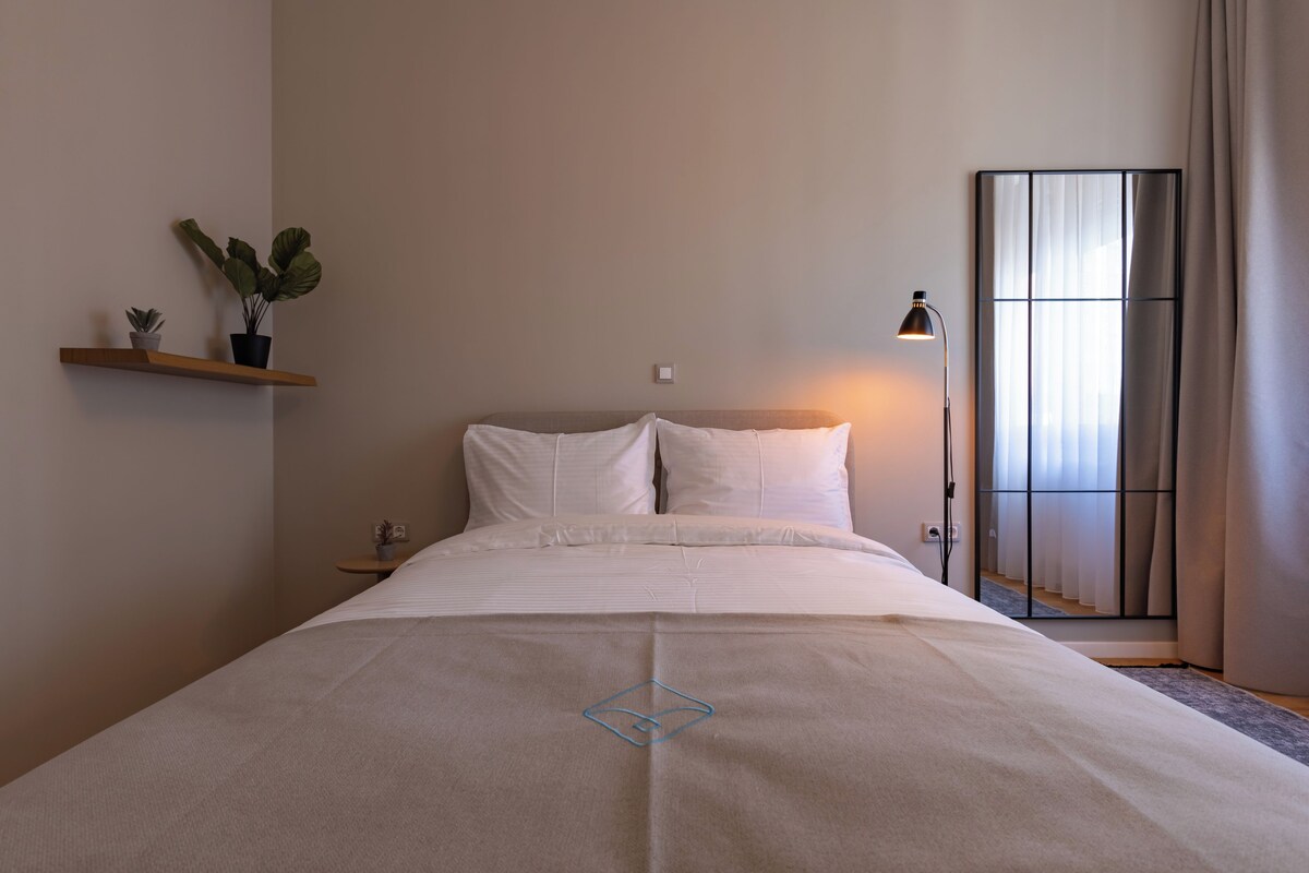 Comfort-Apartment, Stadtblick | Schreibtisch, laptopgeeigneter Arbeitsplatz, kostenloses WLAN