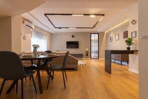 Premium-kattohuoneisto, kaupunkinäköala | Ruokailu