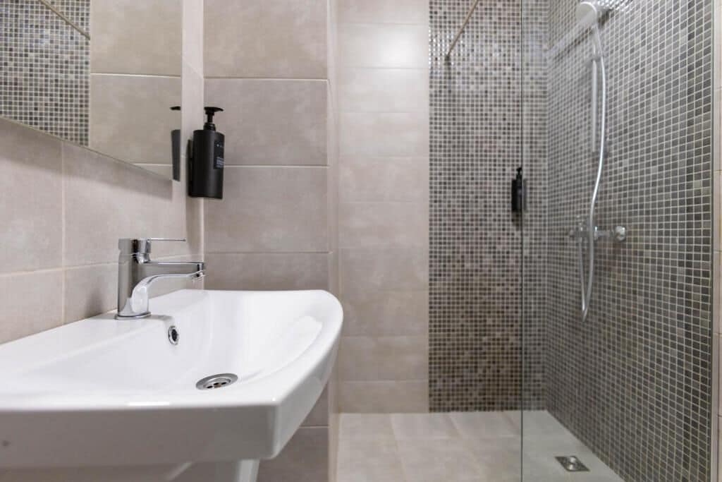 Apartamento económico, vistas a la ciudad | Baño | Artículos de higiene personal gratuitos, secador de pelo y toallas