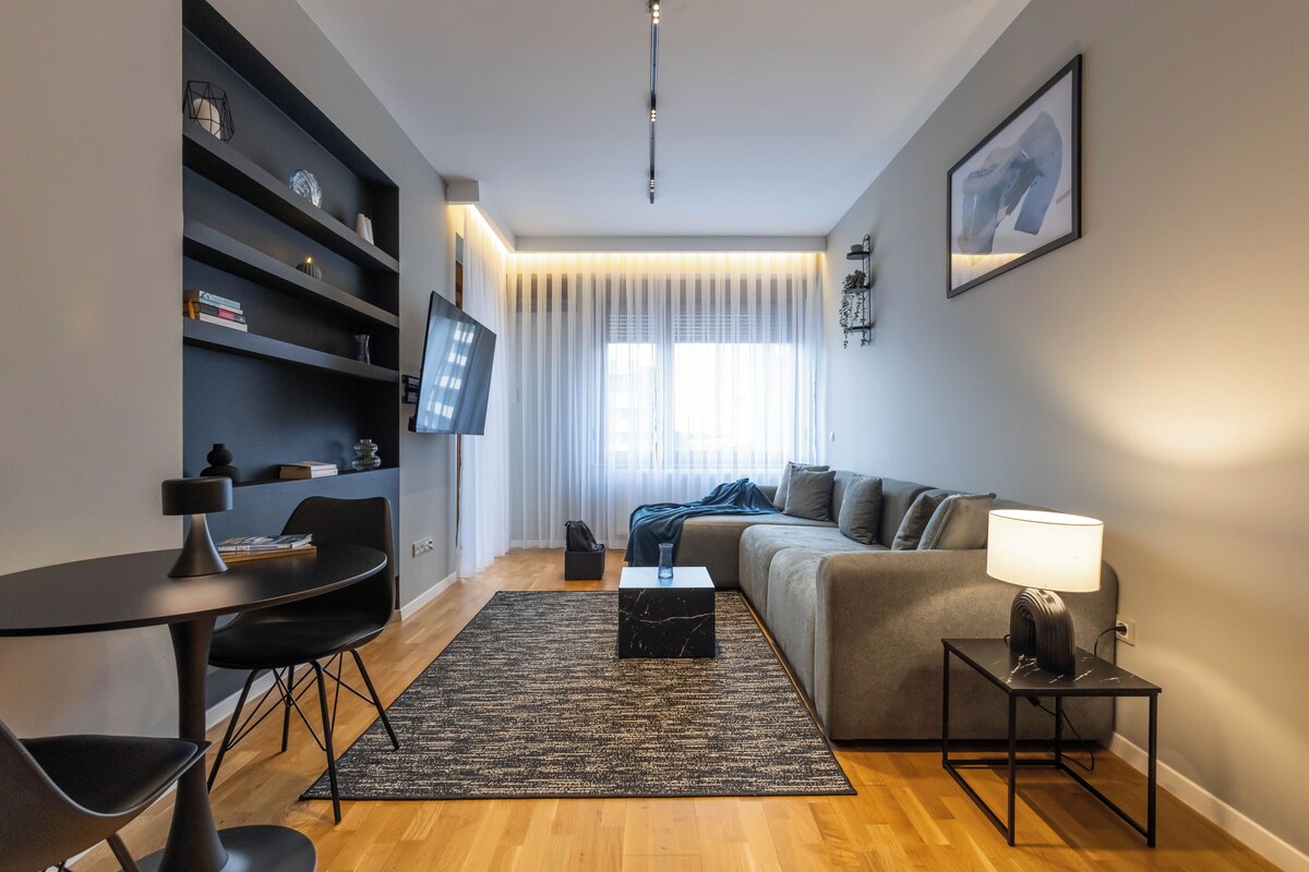 Elite-Apartment, Balkon, Stadtblick | Wohnbereich | 50-Zoll-Smart-TV mit Digitalempfang