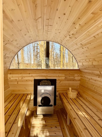 Sauna. Charming Cottage Retreat with Sauna in Bond Head