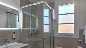 A modern bathroom with a glass-enclosed shower, a white sink, and a toilet. - Appartamento "Isola di Panarea 2" (Carini)