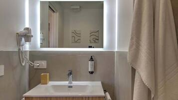 Dusche, Haartrockner, Shampoo