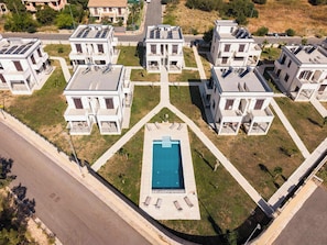 A residential complex with modern architecture, a central swimming pool, and solar panels on the rooftops. - Appartamento "Isola di Marettimo 2" (Carini)