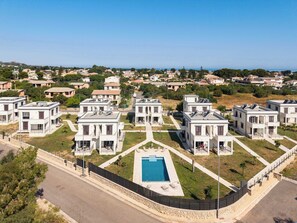 A residential area with modern houses, a swimming pool, and a clear view of the sea. - Appartamento "Isola di Marettimo 2" (Carini)