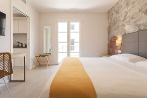 A hotel room with a bed, a desk, a chair, a wardrobe, and a large window. - Appartamento "Isola di Marettimo 1" (Carini)