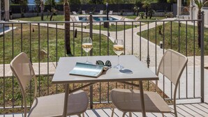 A terrace with a table, two chairs, and two wine glasses. - Appartamento "Isola di Alicudi 1" (Carini)