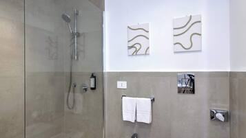 Een douche, een haardroger, shampoo