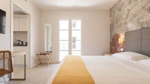 A hotel room with a bed, a desk, a chair, a wardrobe, and a large window. - Appartamento "Isola di Alicudi 1" (Carini)
