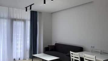 Comfort Suite, Balcony, Mountain View | Living area