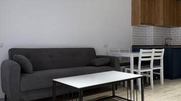 Comfort Suite, Balcony, Mountain View | Living area