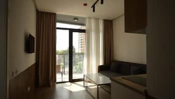 Suite, balcón, vista al mar | Área de sala de estar