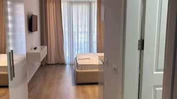 Estudio clásico, balcón, vistas a la montaña | Caja fuerte, sistema de insonorización, tabla de planchar con plancha