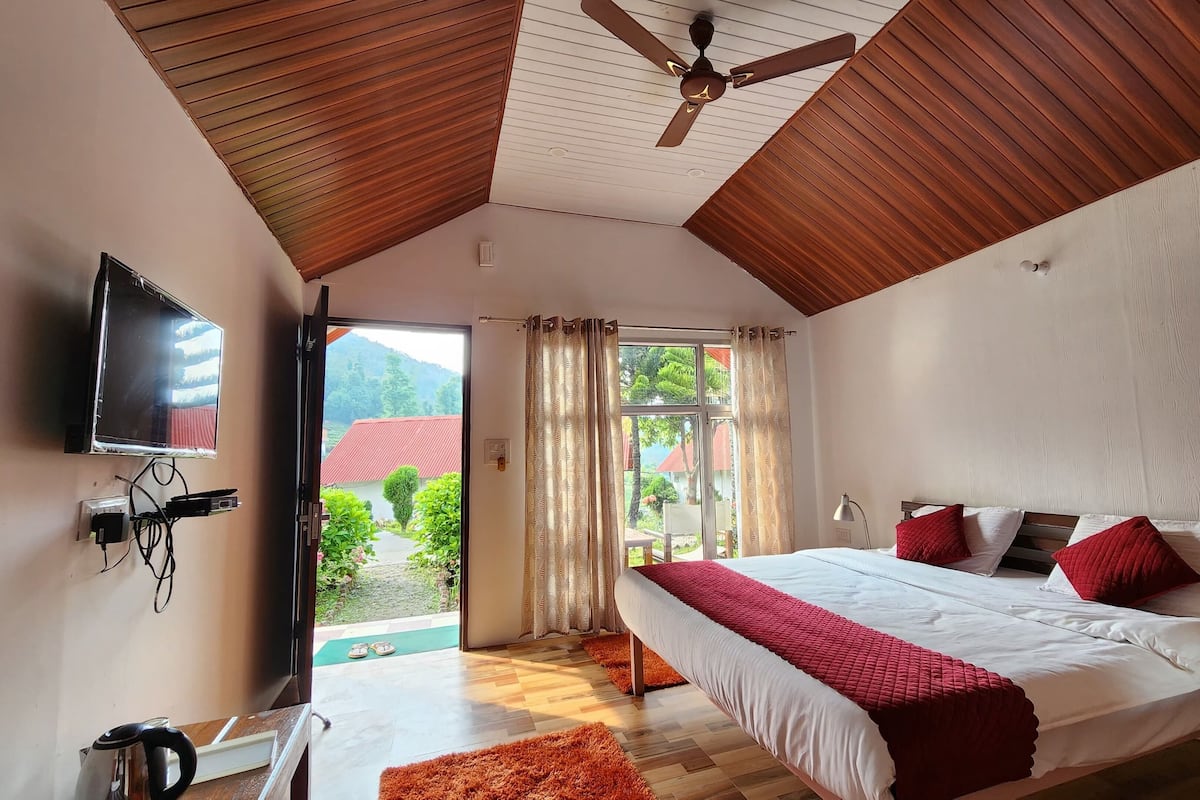 Deluxe Room, Mountain View | Premium bedding, down comforters, memory foam beds