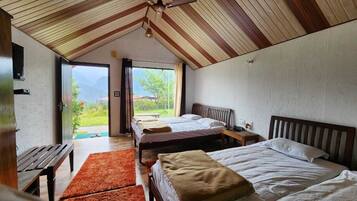 Habitación cuádruple Deluxe, vista a la montaña | Ropa de cama de alta calidad, edredón y camas con efecto memoria