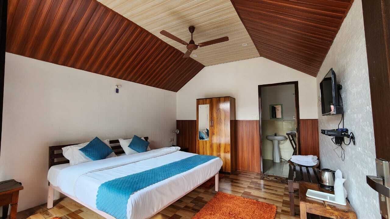 Deluxe Room, Mountain View | Premium bedding, down comforters, memory foam beds