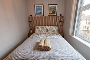 Desk, iron/ironing board, WiFi - Sleeps six in style with three modern bathrooms, minutes from Wigan town centre (Pemberton)