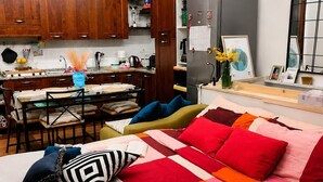 A compact living space with a bed, a dining table, and a kitchenette. - Studio with double bed 5 minutes from Florence Campo di Marte station (Firenze)