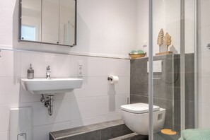 Dusche, Haartrockner, Handtücher, Seife