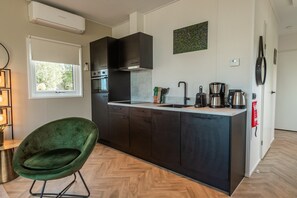 Fridge, microwave, dishwasher, coffee/tea maker - De Wiedense Meren - Rietland Lodge | 5p (Wanneperveen)