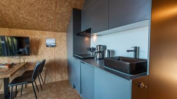Coffee/tea maker, fridge, microwave, dishwasher