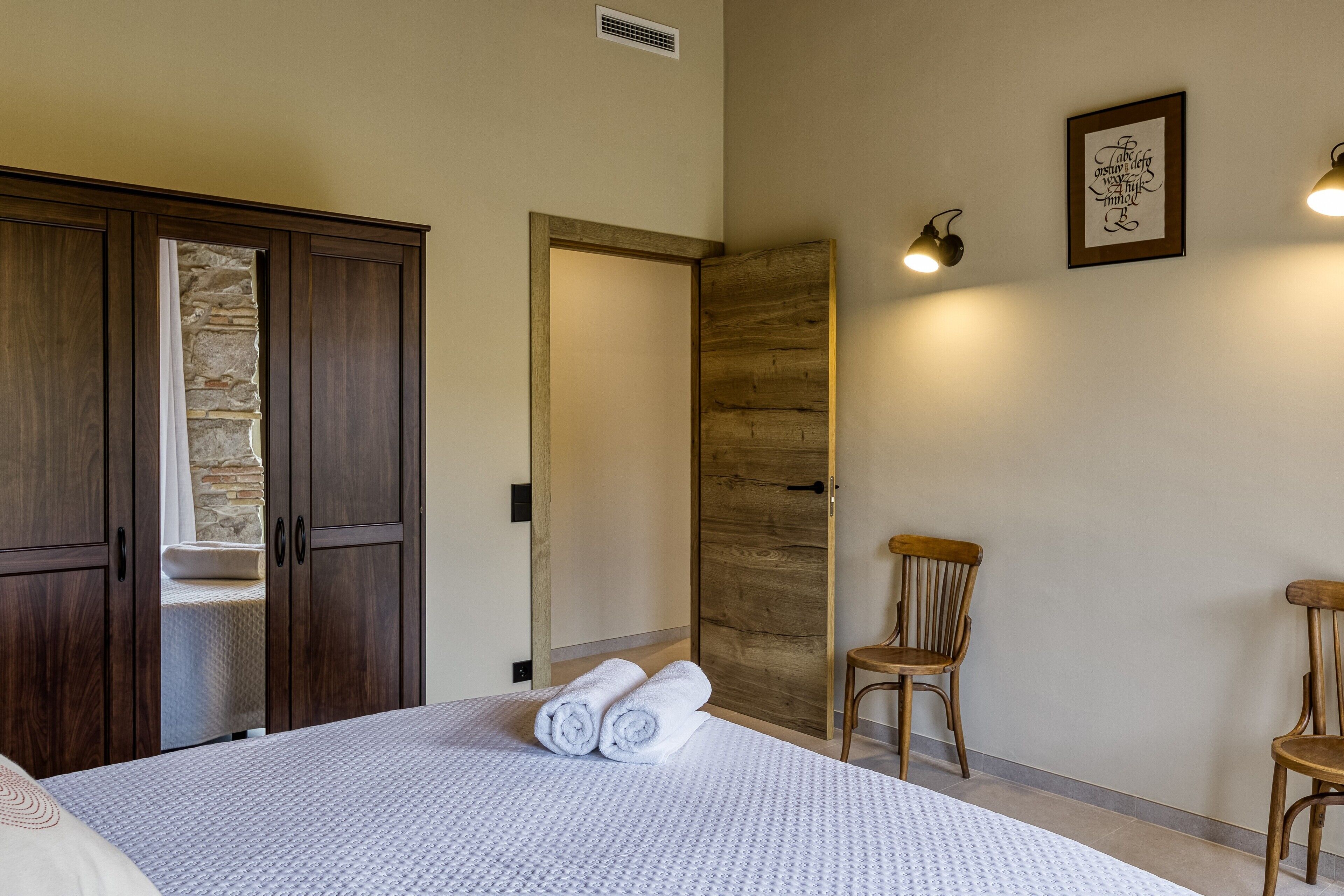 Tabla de planchar con plancha, wifi, ropa de cama