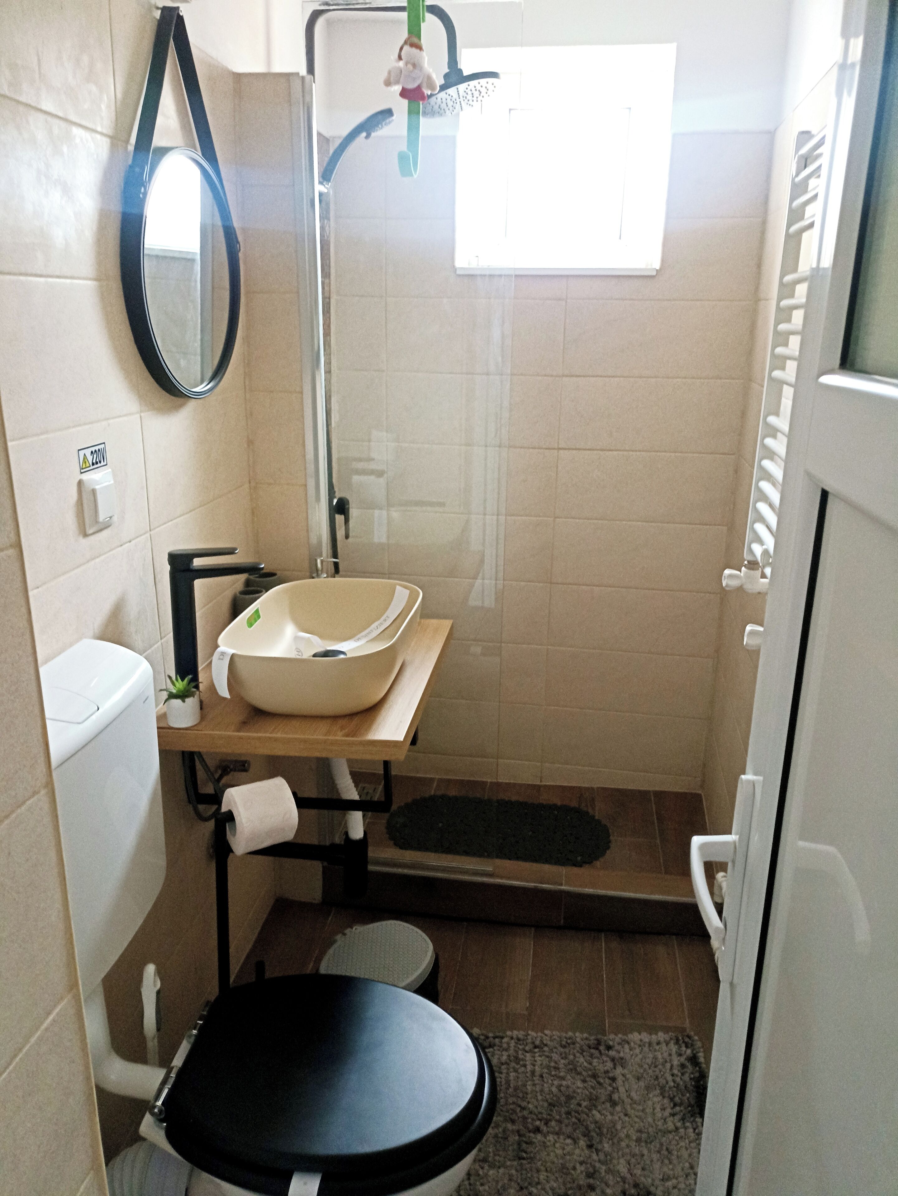 Een douche, een haardroger, handdoeken, zeep