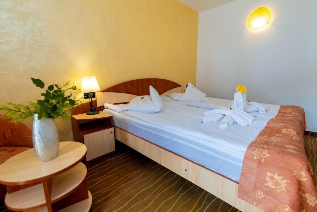 In-room safe, soundproofing, iron/ironing board, free WiFi